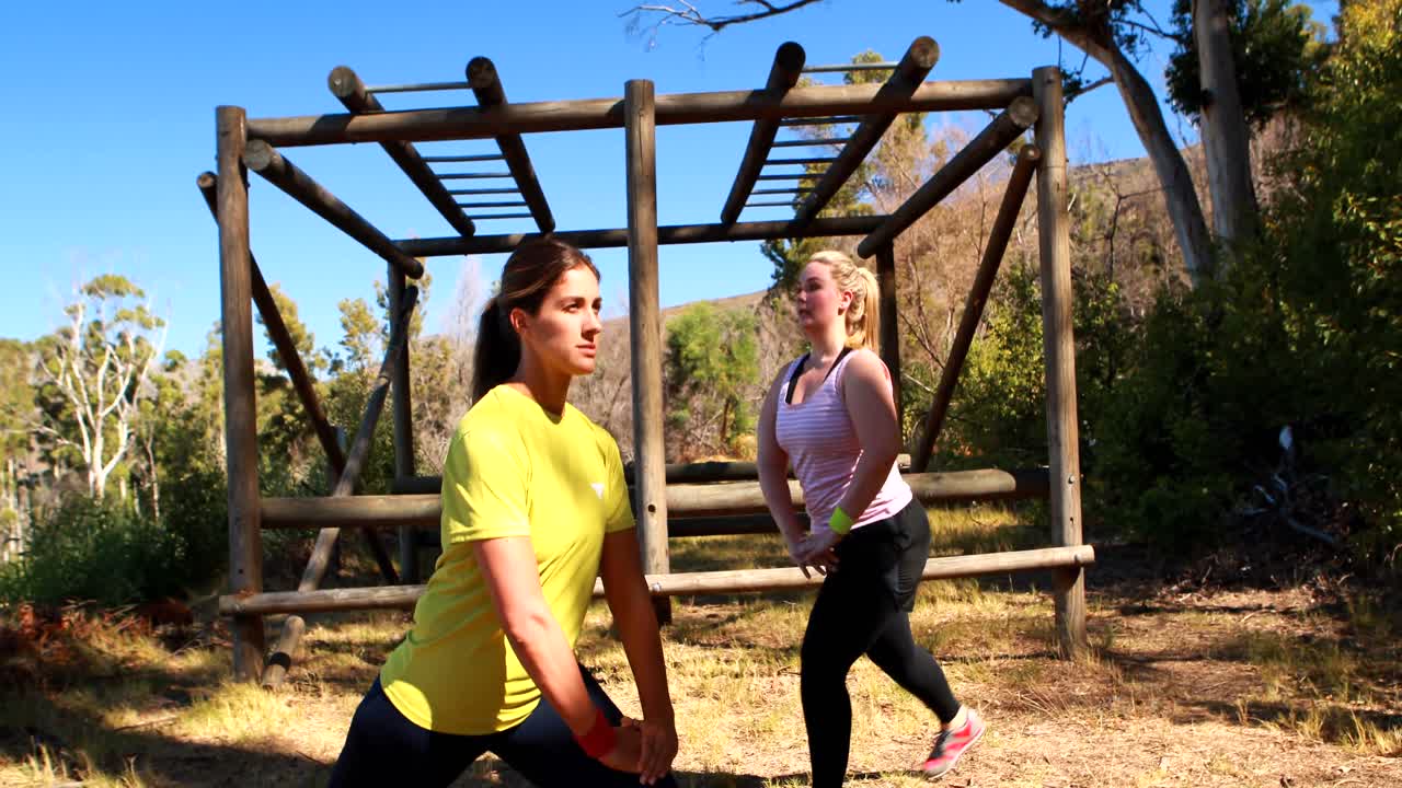 mujeres determinadas haciendo ejercicio durante una carrera de obstáculos