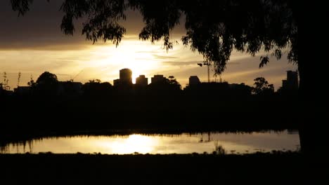 un paisaje urbano tranquilo al atardecer con gente caminando y corriendo en primer plano