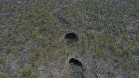 panorámica aérea de 4k hasta el tubo de lava de el malpaís, puentes naturales, nuevo méxico, 4k