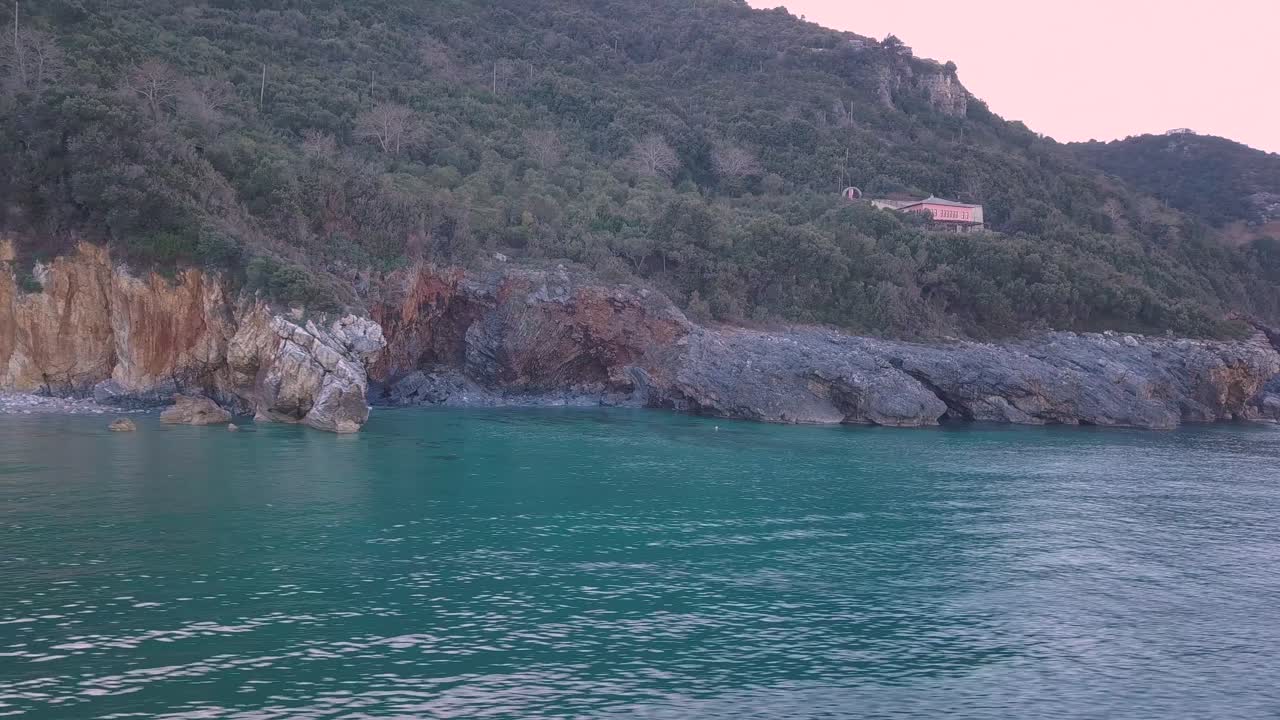 toma aérea en órbita que muestra una playa durante la hora azul en grecia