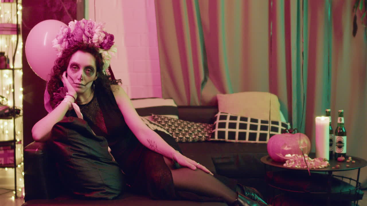 할로윈 파티 에서 카메라 를 보고 있는 여자