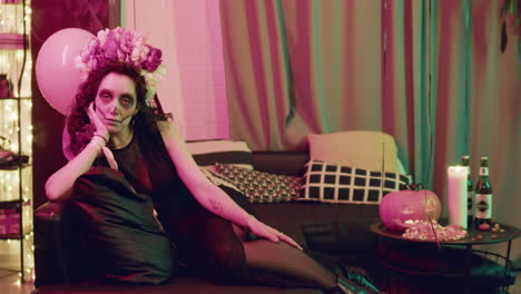 mujer mirando a la cámara en una fiesta de halloween