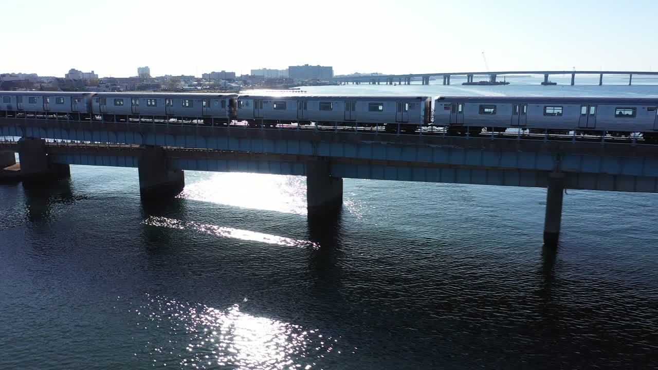 뉴욕 퀸즈의 고가 선로에서 뉴욕시 지하철의 공중 촬영