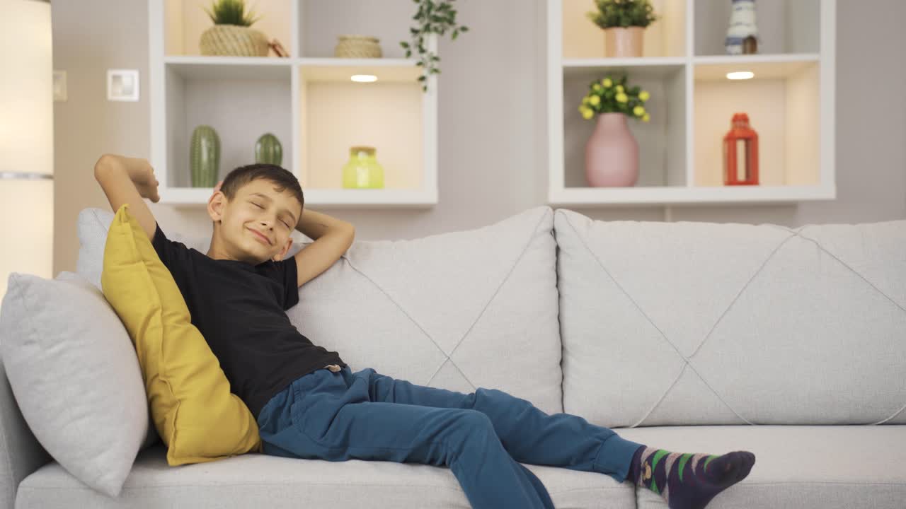 조용하고 평화로운 소년.