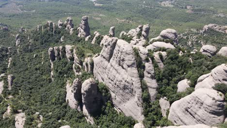 Vistas-Aéreas-De-Los-Picos-De-Montserrat,-Una-Cadena-Montañosa-En-Cataluña