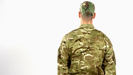 soldado saludando sobre fondo blanco
