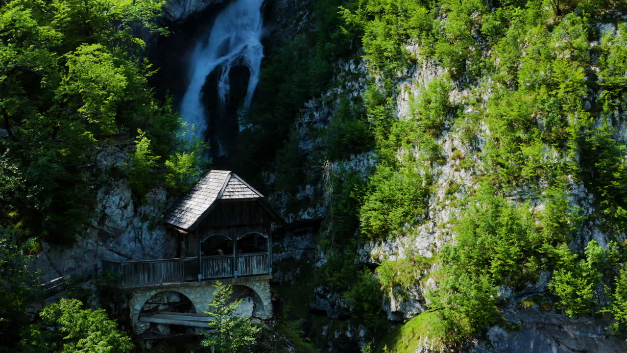 Cascata Savica nel Parco Nazionale del Triglav con una struttura panoramica sulla scogliera in Slovenia.