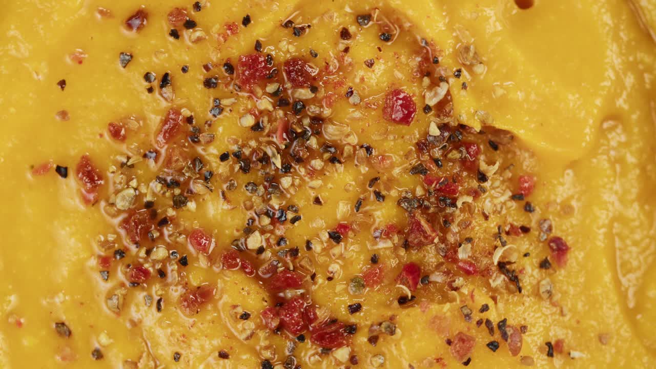 cocina israelí. salsa de inmersión, textura de hummus decorada con especias de primer plano. comida nacional, cultura de oriente medio. aperitivo de puré de garbanzos vegano. aperitivo hecho de puré