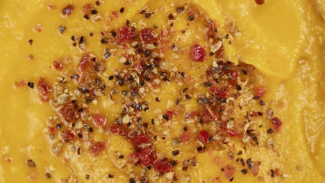 cocina israelí. salsa de inmersión, textura de hummus decorada con especias de primer plano. comida nacional, cultura de oriente medio. aperitivo de puré de garbanzos vegano. aperitivo hecho de puré