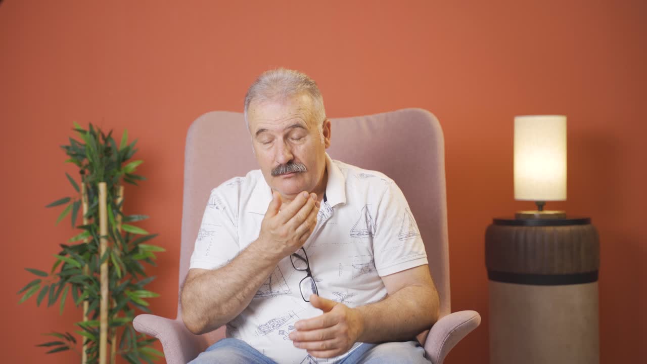 el anciano estornudando. paciente.