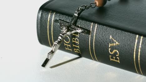 성경 위에 떨어지는  rosary 구슬