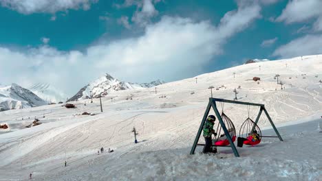 Skifahrer-Auf-Einer-Schaukel-Mit-Blick-Auf-Die-Berggipfel