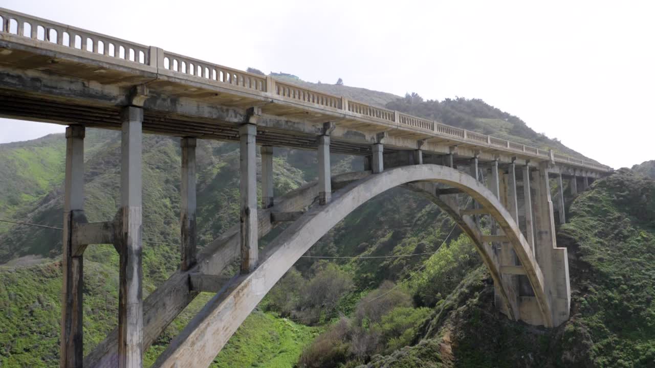 bixby creek bridge 카메라가 위로 기울어지는 초슬로우 모션 샷 - 미국 캘리포니아