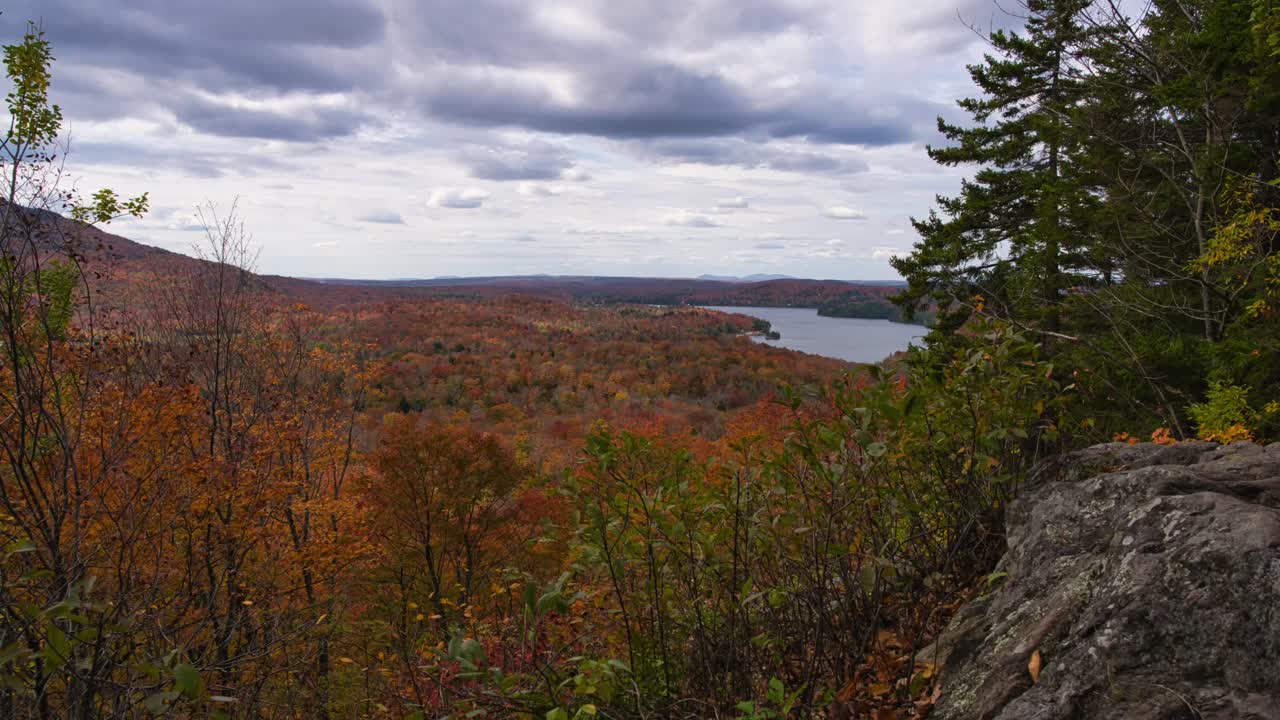 timelapse en la cima de una montaña en otoño con río