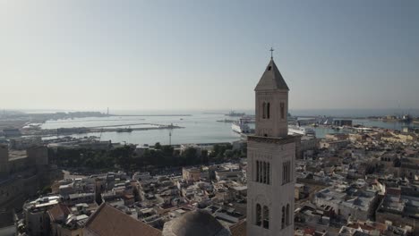 antena dolly más allá de la torre de la catedral de bari hacia el puerto de bari en el sureste de italia