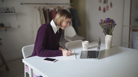 Mujer-Joven-Sentada-En-La-Mesa-Y-Escribiendo-En-El-Teclado-Portátil-En-Casa