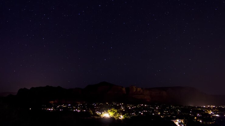 Bellissimo tramonto e cielo notturno su Sedona, Arizona