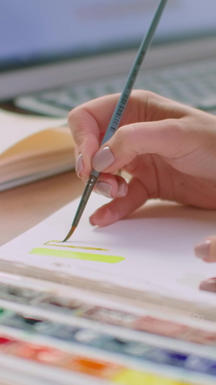 Artista che Dipingere un Campione di Acquerello Giallo su Carta