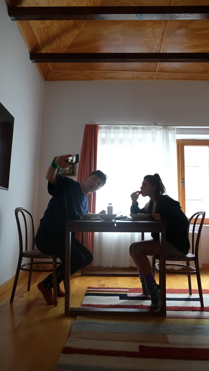 함께 먹는 커플