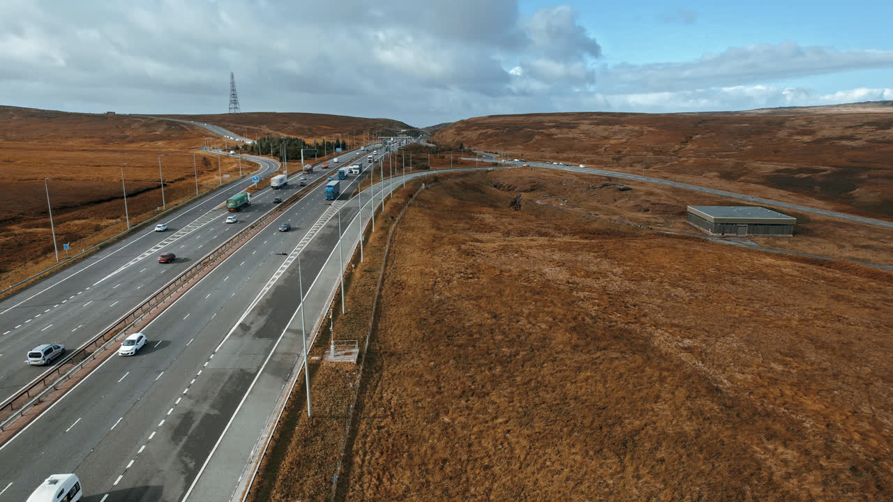 imágenes aéreas cinematográficas de la autopista m62, saddleworth, windy hill, reino unido