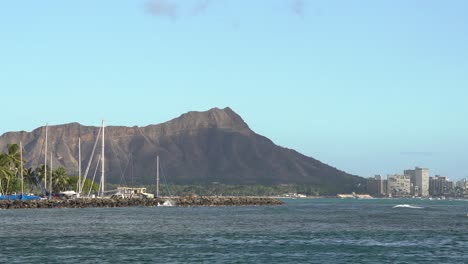 Diamond-head-with-tropical-Hawaiian-waves