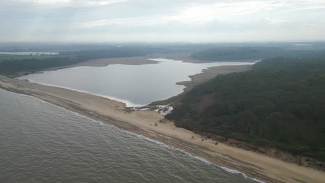 Vista-De-Perfil-De-Benacre-Amplia-A-Lo-Largo-De-La-Playa-De-Kessingland-Con-Un-Hermoso-Paisaje-Al-Fondo-En-Loweroft,-Inglaterra