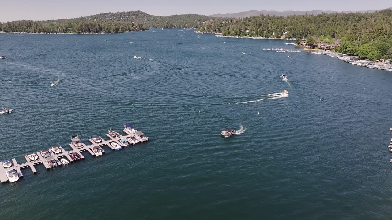lago arrowhead california con barcos disfrutando de las vistas del lago