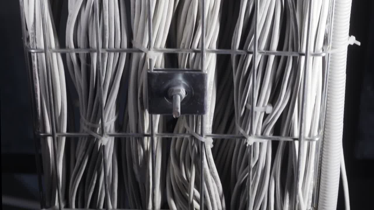 cables organizados en una canasta de alambre