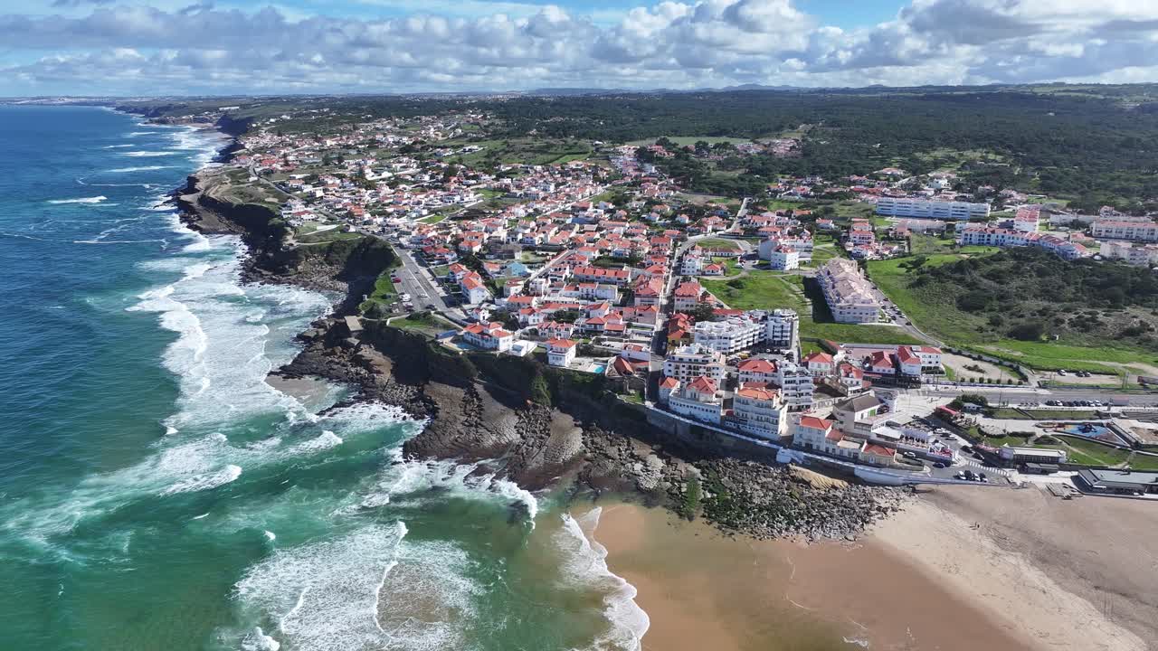 Kustby i Sintra i distriktet Lissabon, Portugal. Strandlinje. Naturlandskap. Sommarresa. Kustby i Sintra i distriktet Lissabon, Portugal. Tropiskt landskap