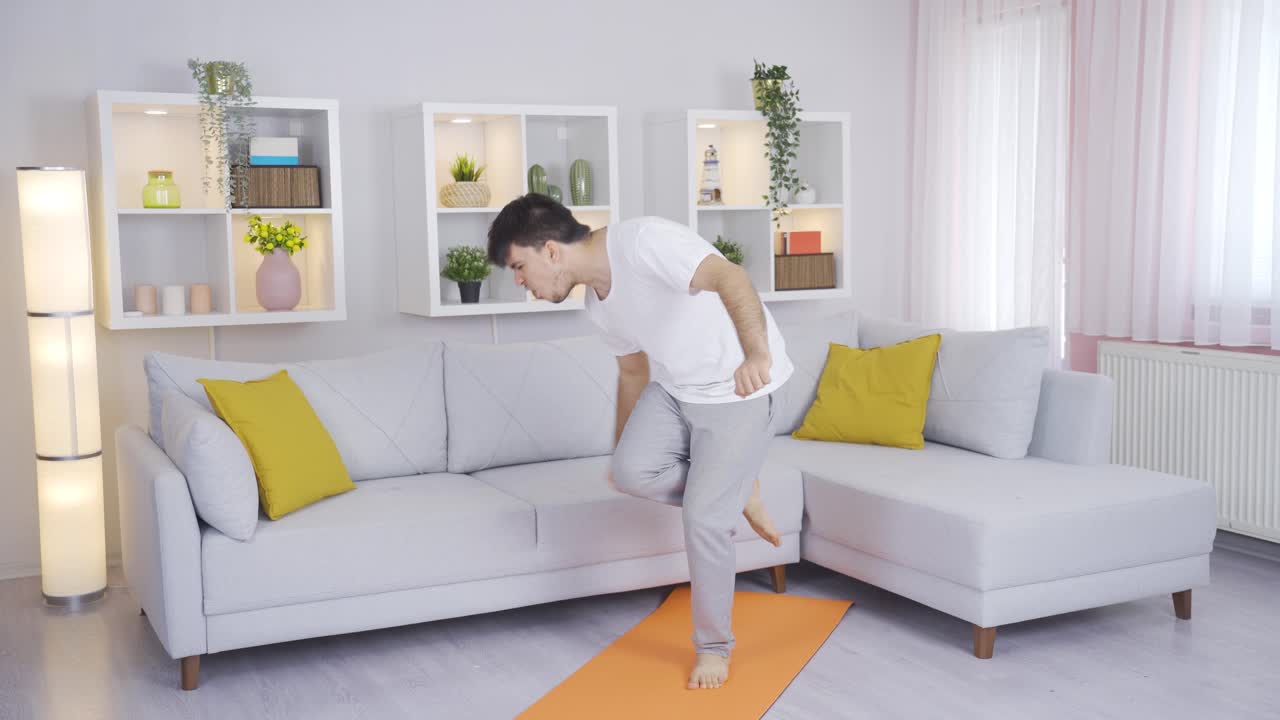 집에서 스포츠를 하는 남자가 발목을 다치게 합니다.