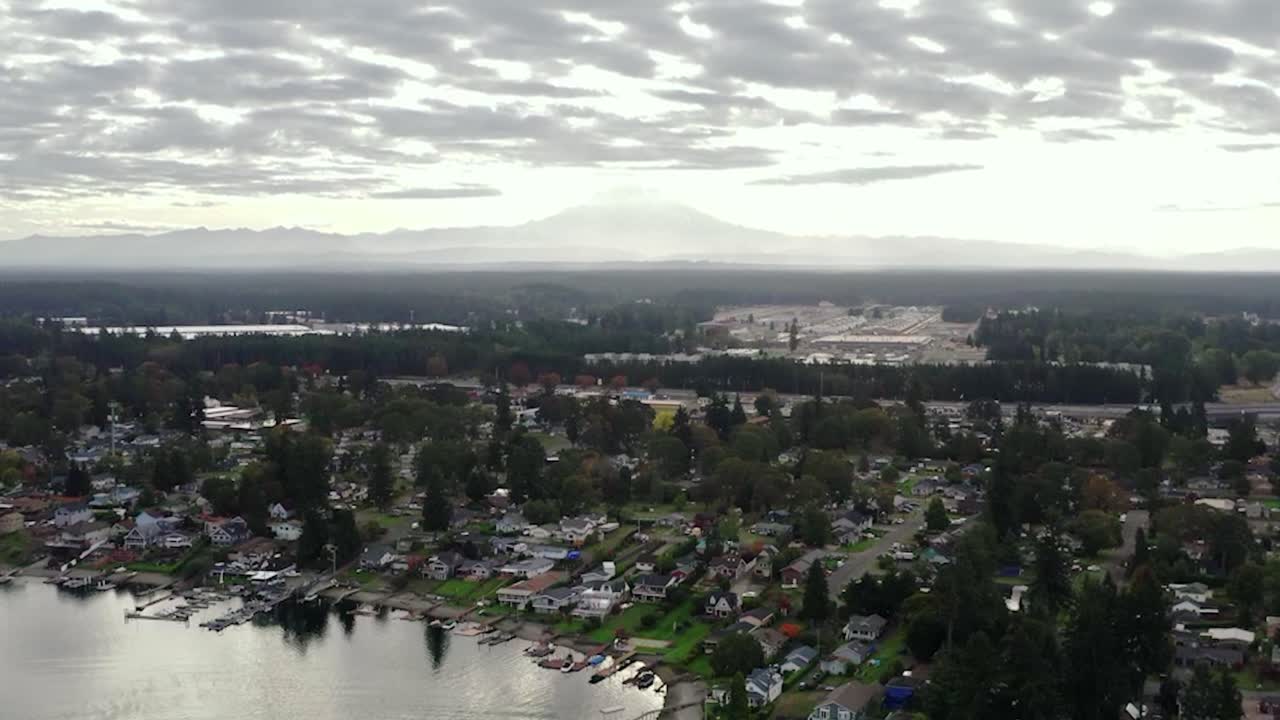nubes sobre el barrio de tillicum cerca de la base aérea en la base conjunta lewis-mcchord, washington