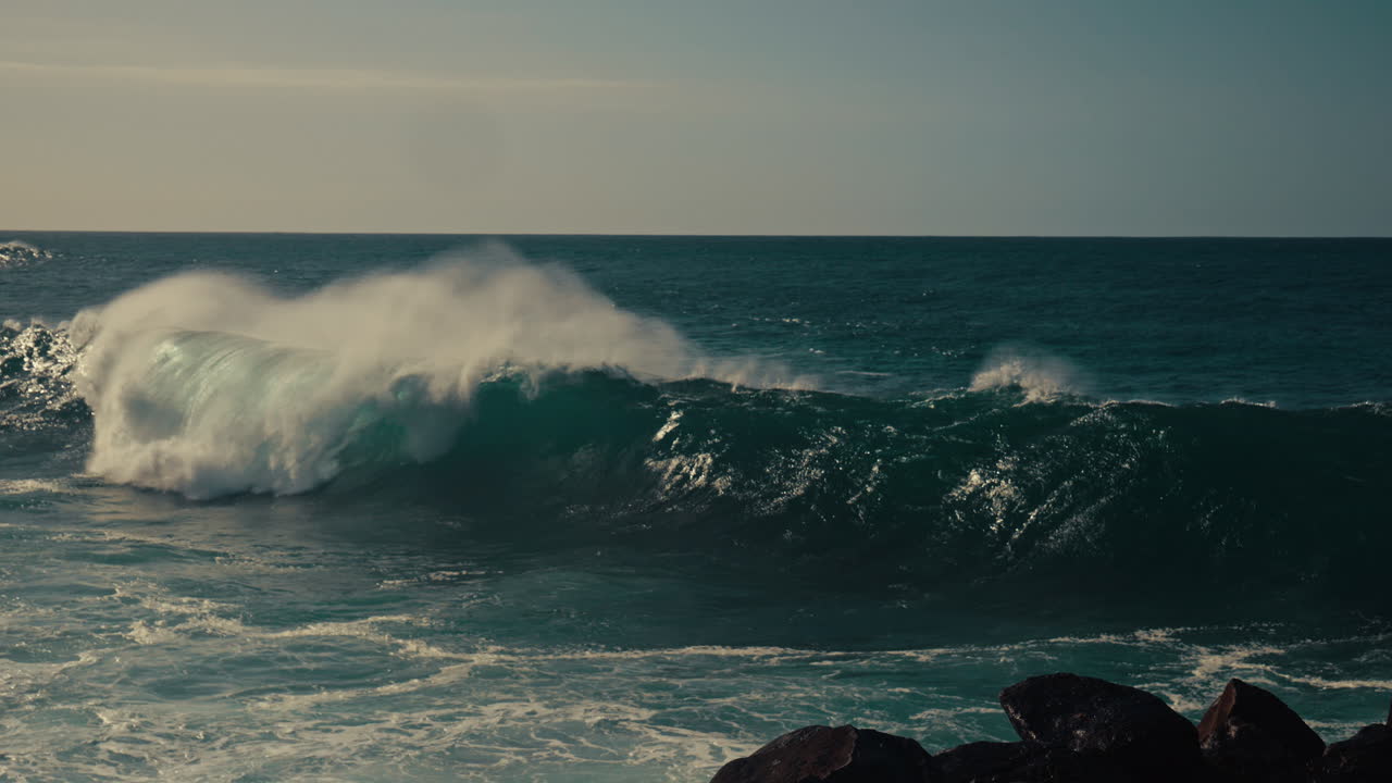 las poderosas olas del océano