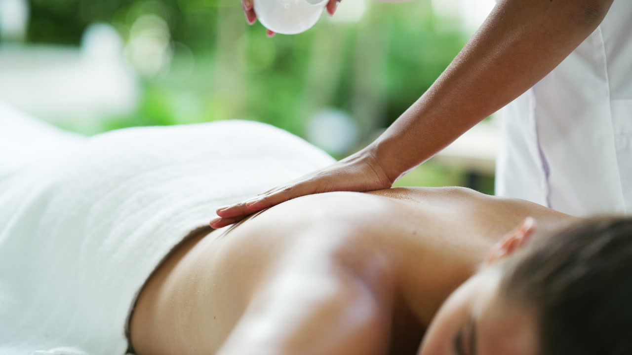 진정적 인 스파 경험을 즐기고 있습니다.