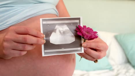 Mujer-Embarazada-Mostrando-Ecografía