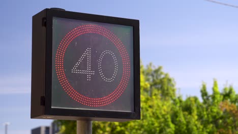 Señal-De-Carretera-De-40-Kilómetros-Por-Hora-Con-Luz-Intermitente,-Australia