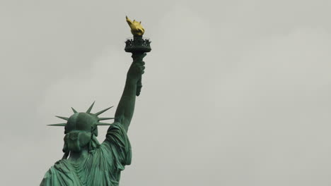 primer plano de la parte posterior de la cabeza y la antorcha de la estatua de la libertad