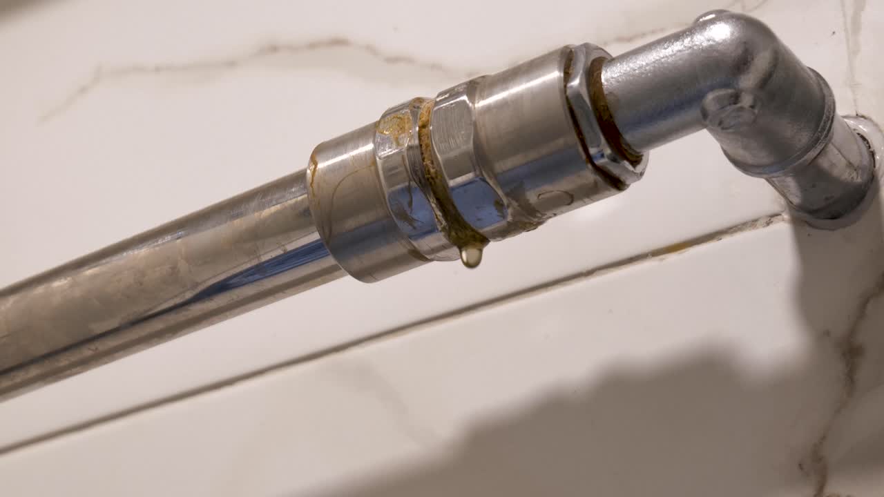 inclinación hacia abajo a un problema de plomería de tubería de agua goteante