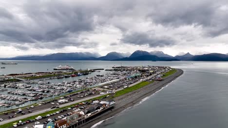 Hohe-Luftaufnahme-Von-Homer-Alaska-Mit-Bergen-Im-Hintergrund