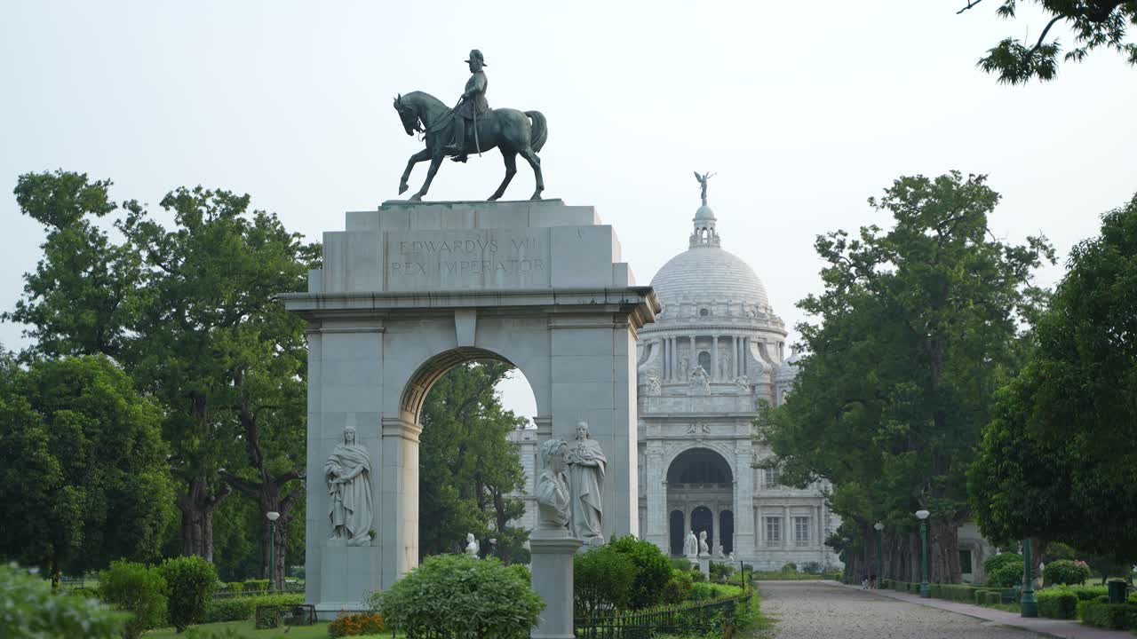 Victoria Memorial and Edward VII Statue in Kolkata, India