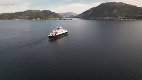 Impresionante-Disparo-De-Drone-Giratorio-De-Un-Ferry-Que-Cruza-Un-Hermoso-Fiordo-En-Noruega,-Lauvvika-oanes,-Cerca-De-Stavanger,-Día-Soleado-De-Verano