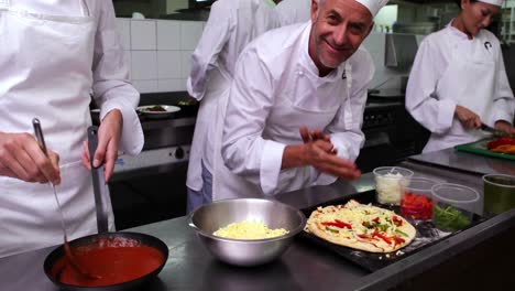 Chef-Feliz-Preparando-Una-Pizza