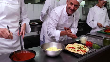 chef feliz preparando una pizza