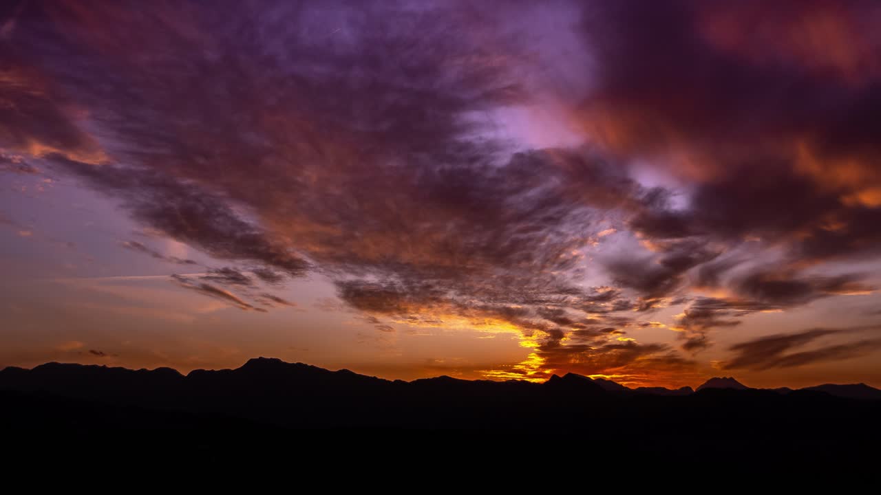4k-zeitraffer-sonnenuntergang, ein vogel, der die kamera mitten im zeitraffer getroffen hat, scheint ruiniert zu sein, aber jemand könnte nach diesem punkt etwas text hinzufügen und es als interessanten intro-titel haben, nur eine idee