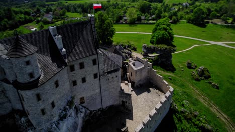 Polonia,-Antiguos-Palacios-Y-Castillos-Históricos-Con-Nuestras-Impresionantes-Tomas-De-Vídeo-Con-Drones