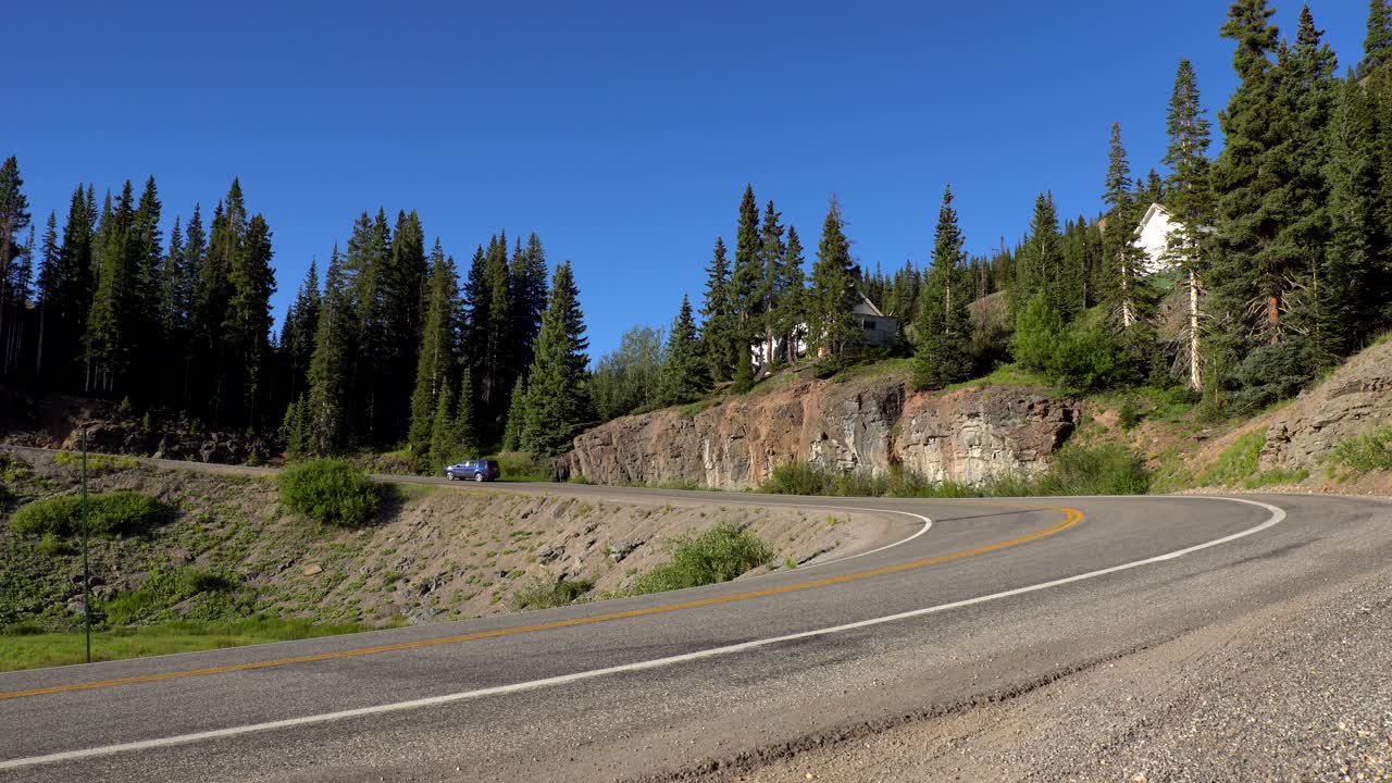 autos circulando por la autopista del millón de dólares en las montañas de san juan