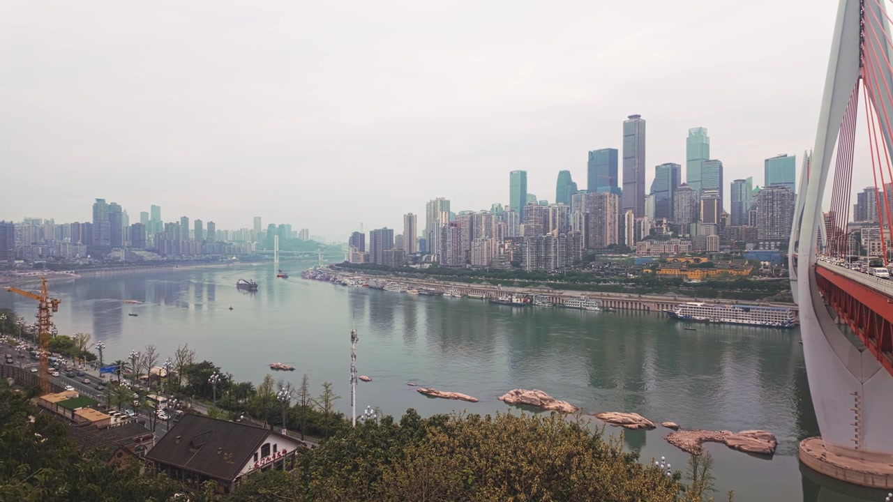 Skyline della città dal punto panoramico di Long Men Hao, attraverso il fiume Yangtze, nel distretto di Nan'an, Chongqing, Cina. Ampia inquadratura panoramica.
