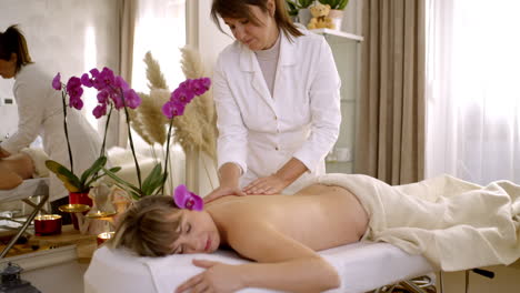mujer recibiendo un masaje en un spa