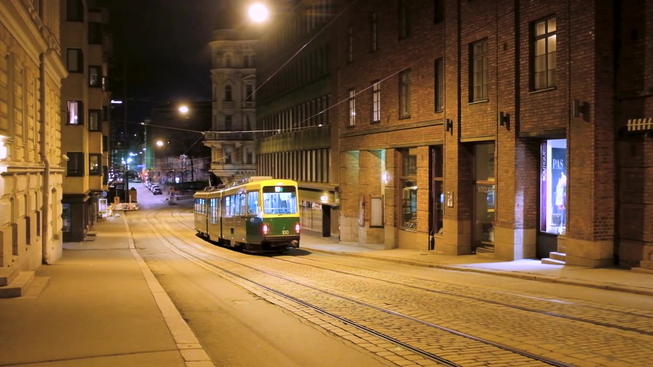 Tram di Helsinki di notte, vista posteriore, Finlandia