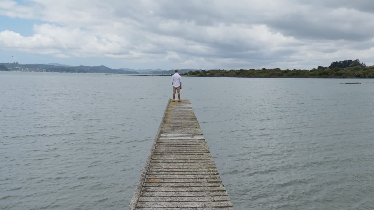 plano general de un puente, lago, río - playa