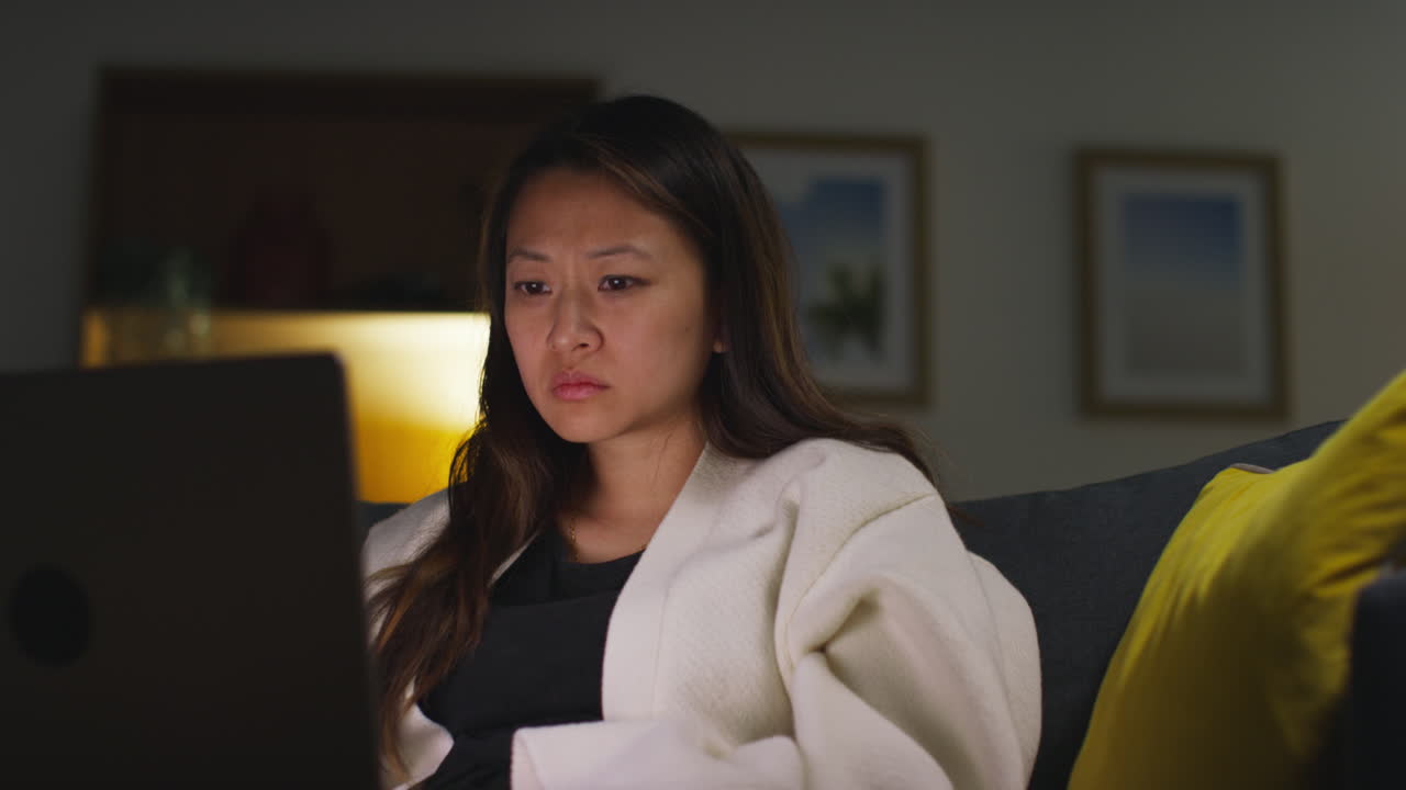 밤에 집에서 노트북으로 일하는 여자